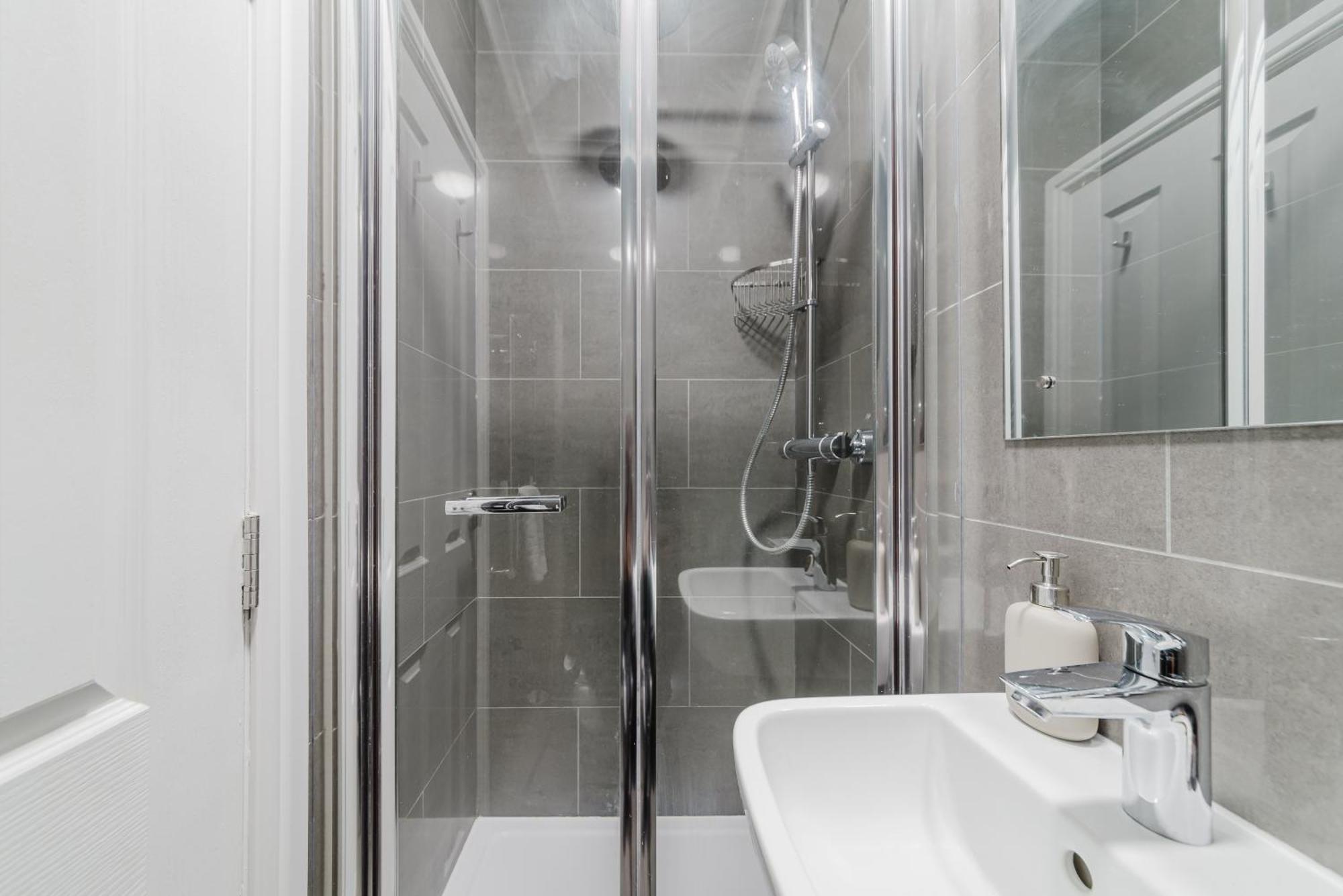 Modern Cosy Corner Flat 3 Bed And Loft Sleep 7 People Appartement Londen Buitenkant foto